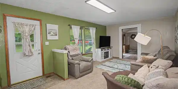 Image 4: Living Room