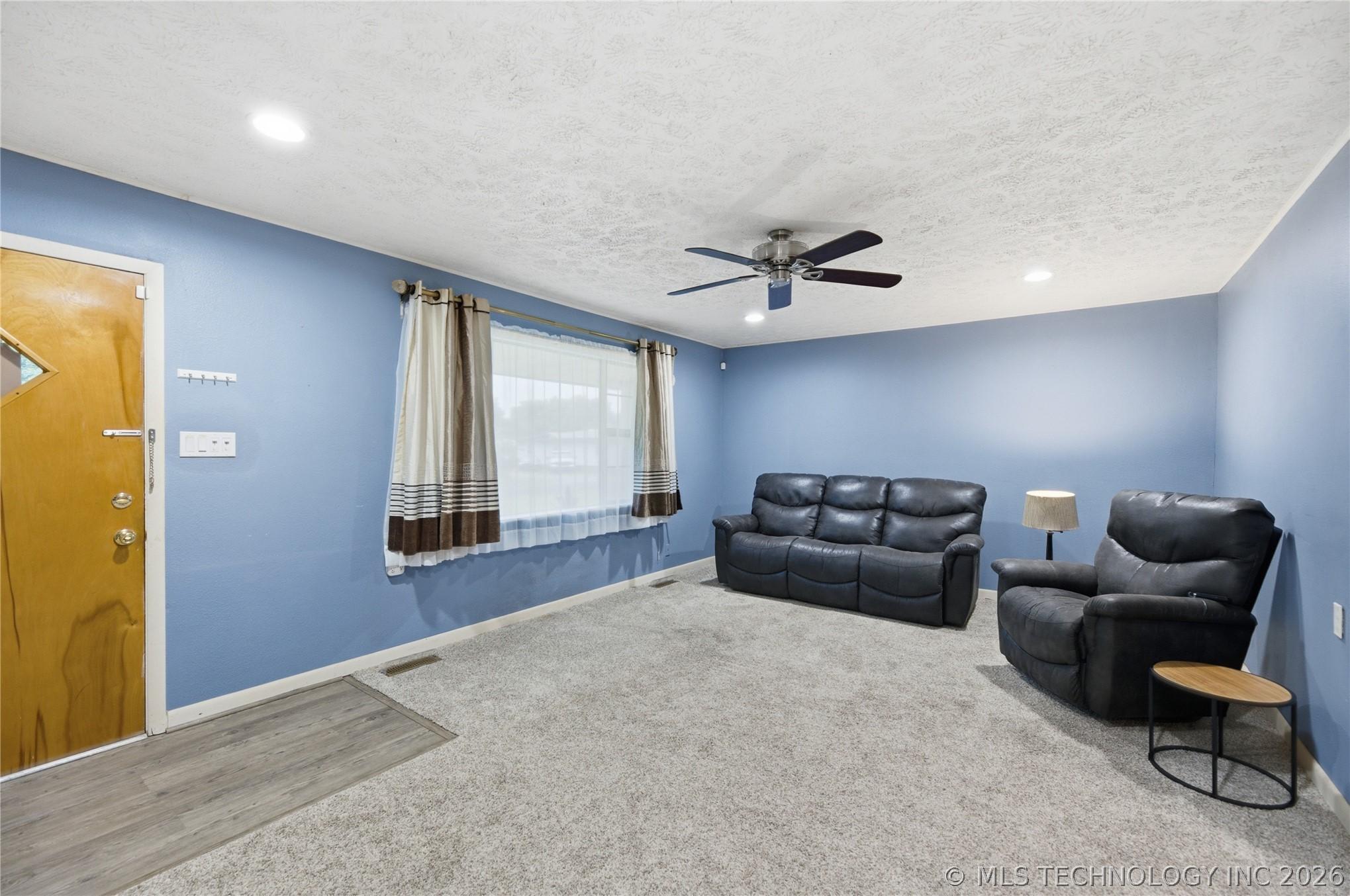 Image 3: Bright and Spacious Living Room