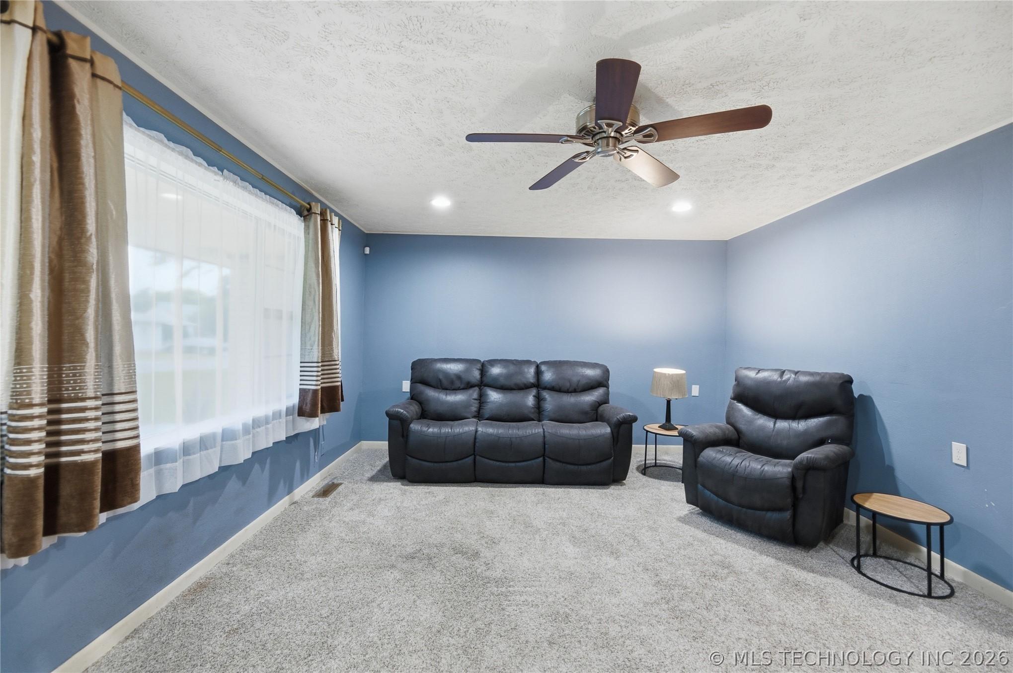 Image 4: Comfortable Living Room with Abundant Space