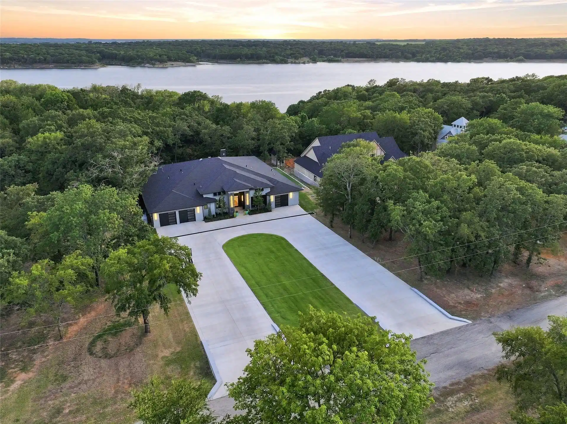 Image 1: Lake Texoma Waterfront Luxury!