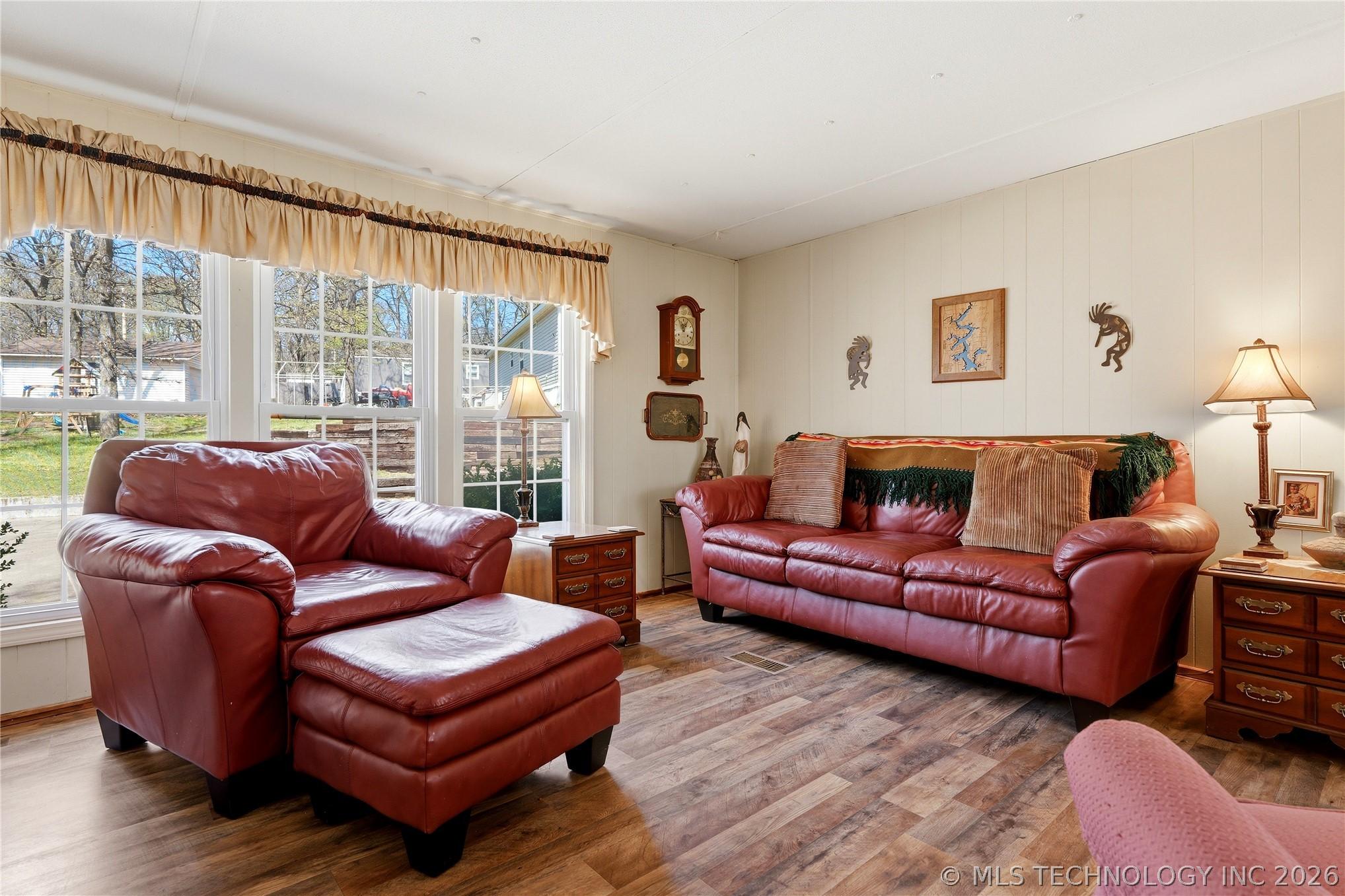 Image 4: Completely furnished ready to go!