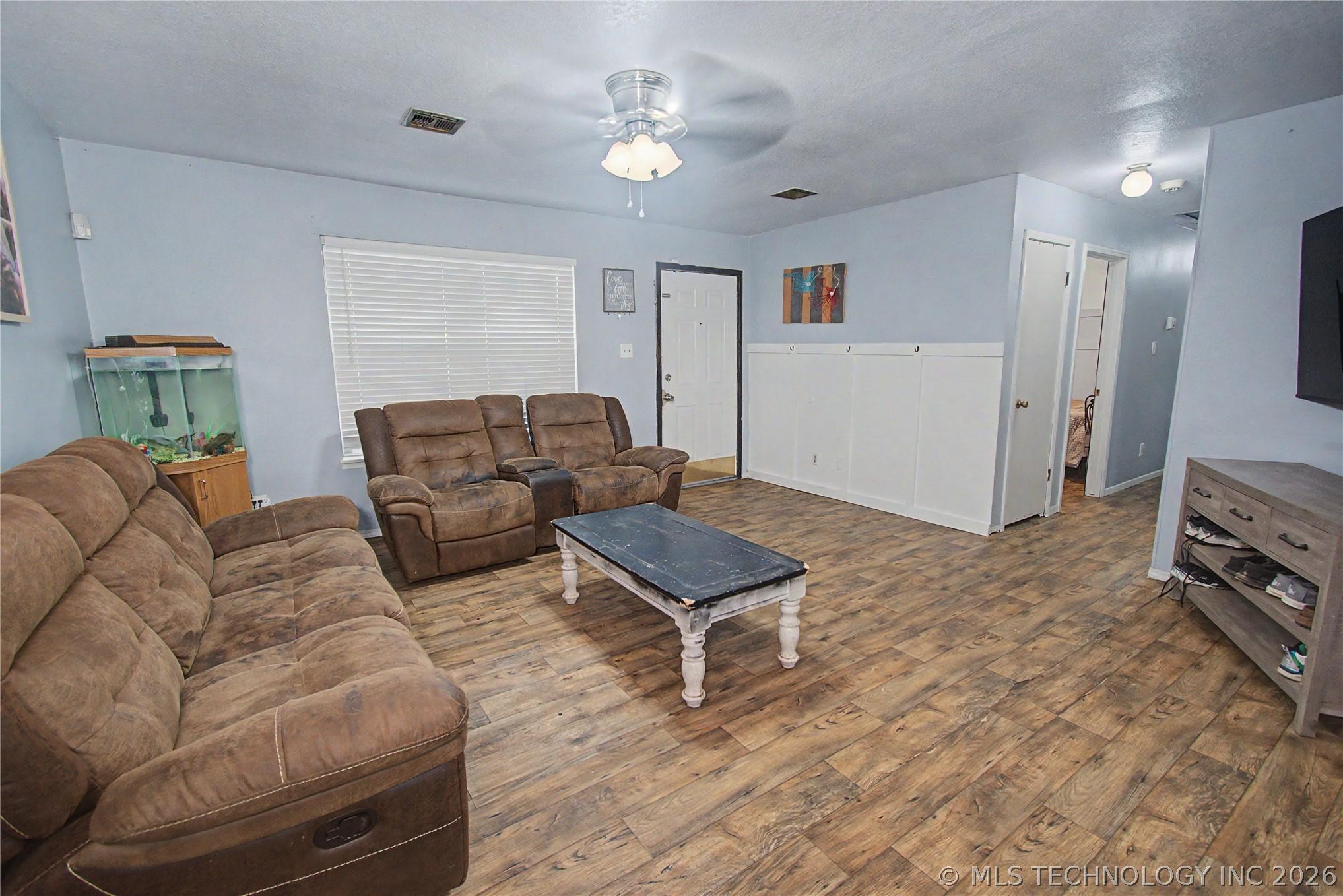 Image 3: Living Room