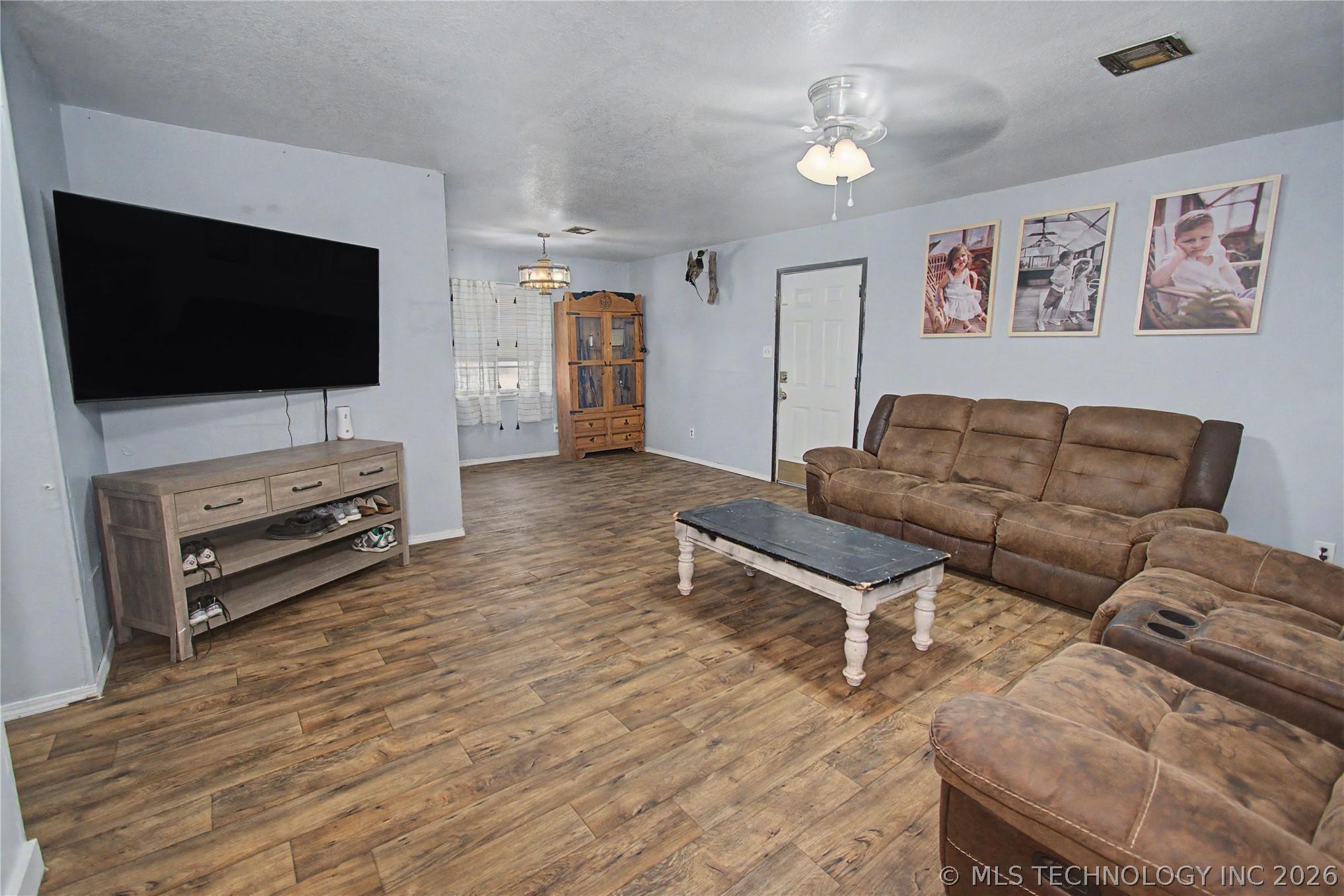 Image 4: Living Room