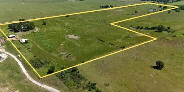 Image 2: Expansive rural property featuring a large parcel