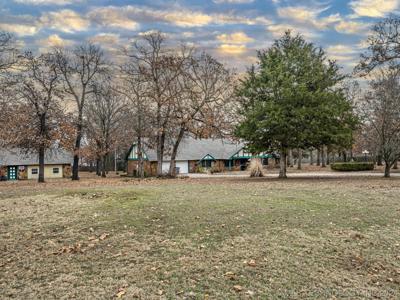 8939 N Crestwood Drive