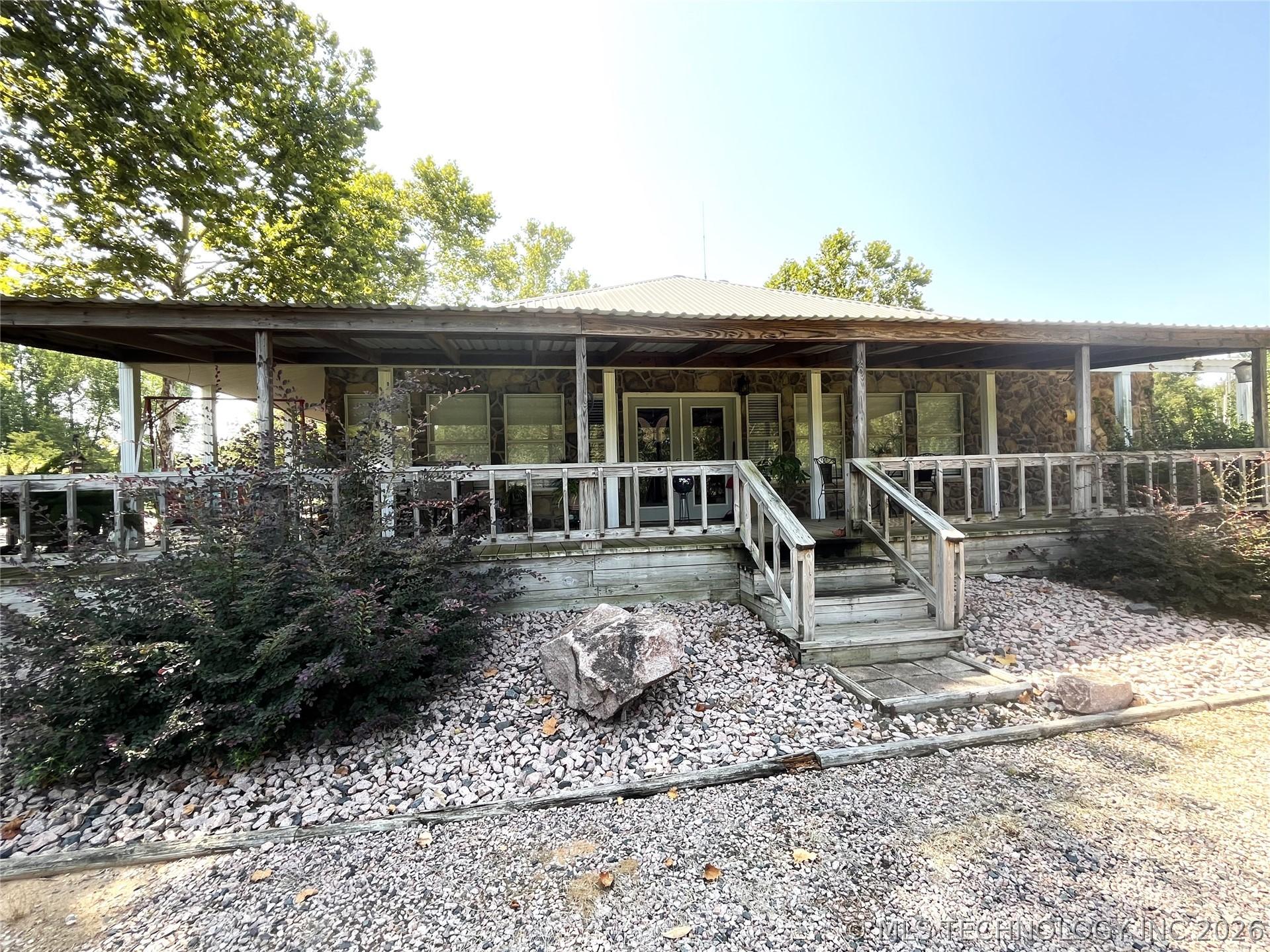 Image 4: Side covered patio