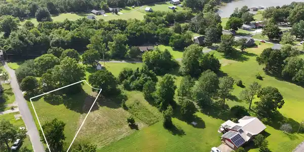 Image 2: Expansive parcel featuring a defined boundary, mat