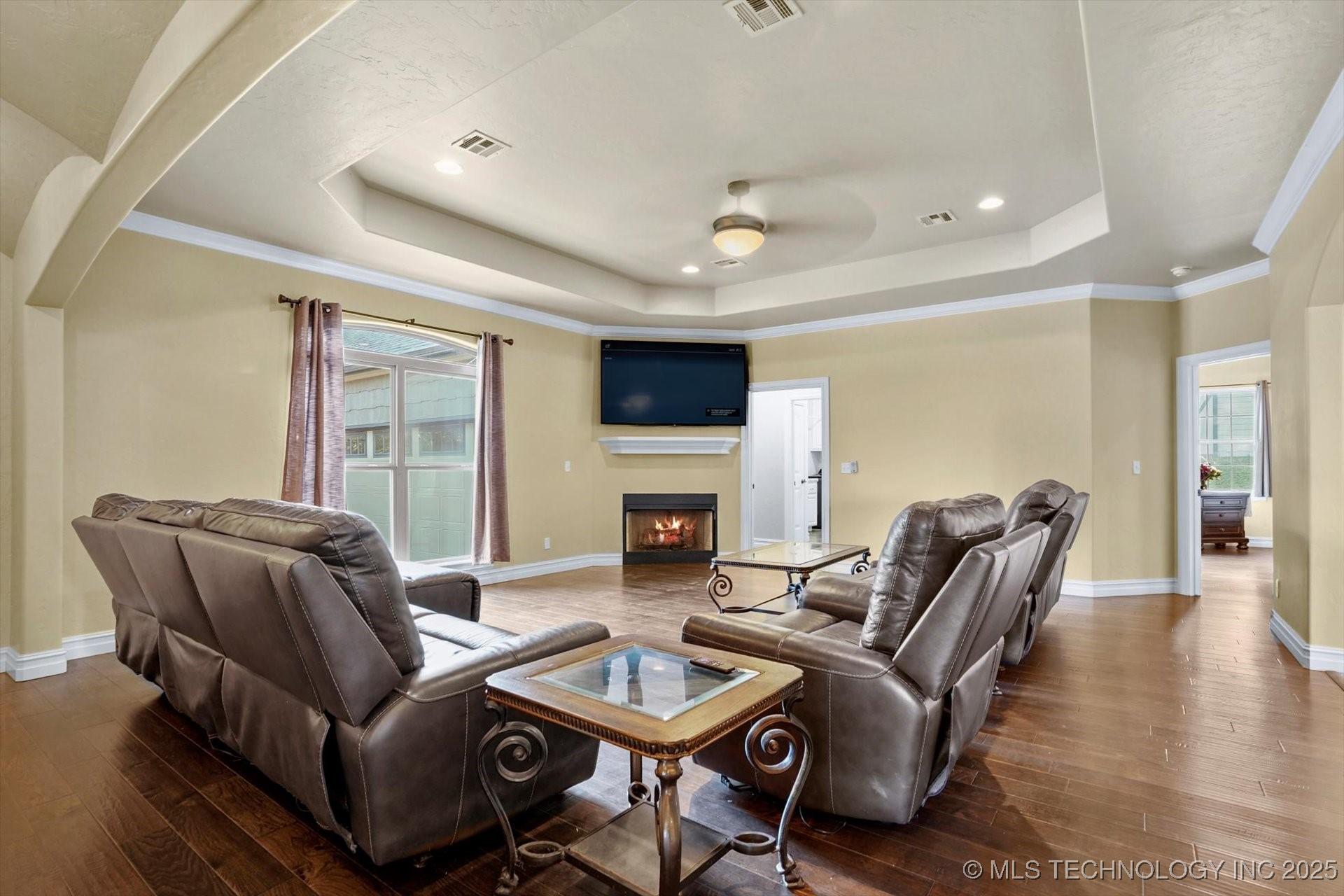 Image 4: Spacious living room with vaulted ceiling, cozy fi