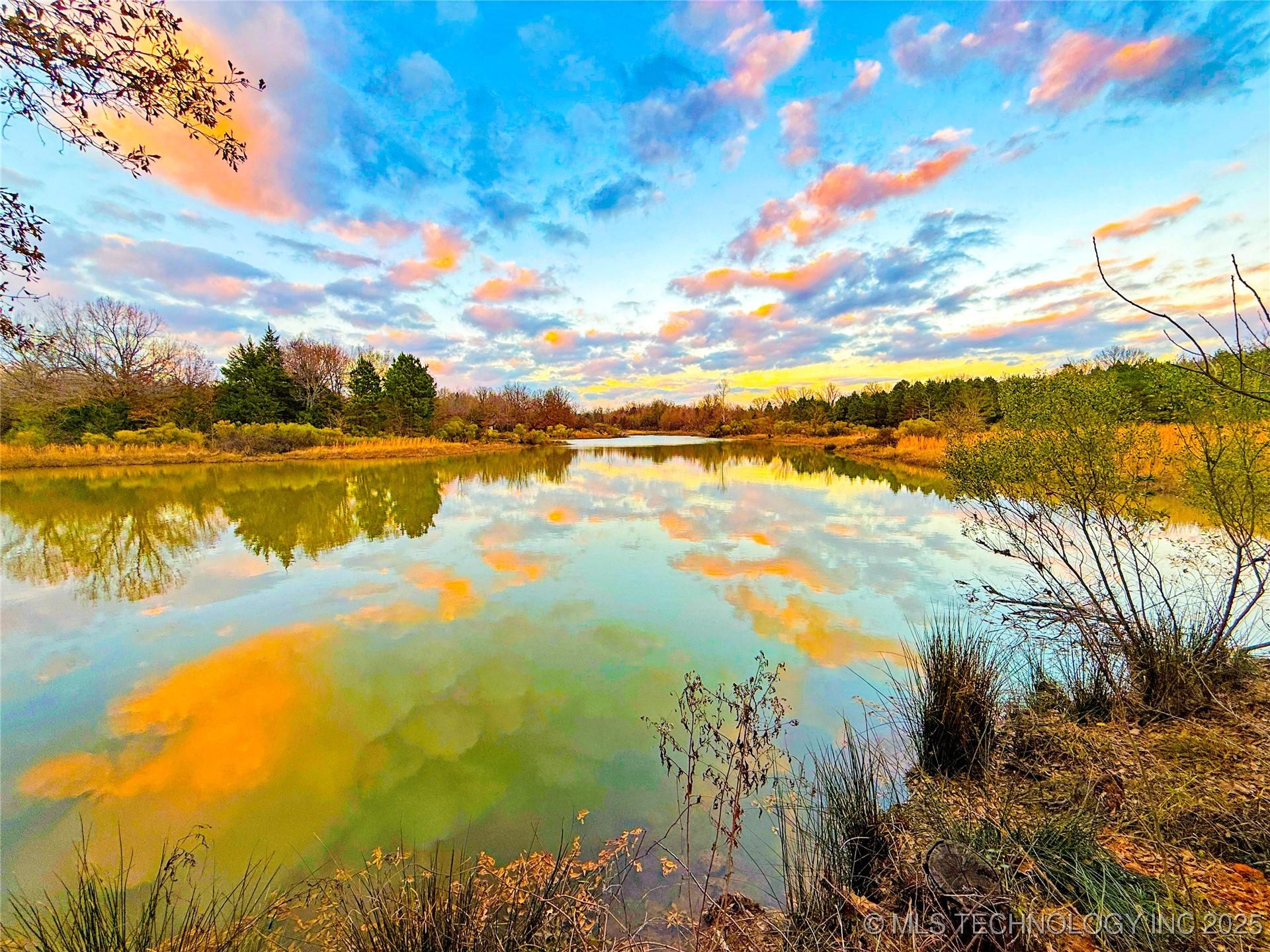 Image 1: 5 Acre Lake