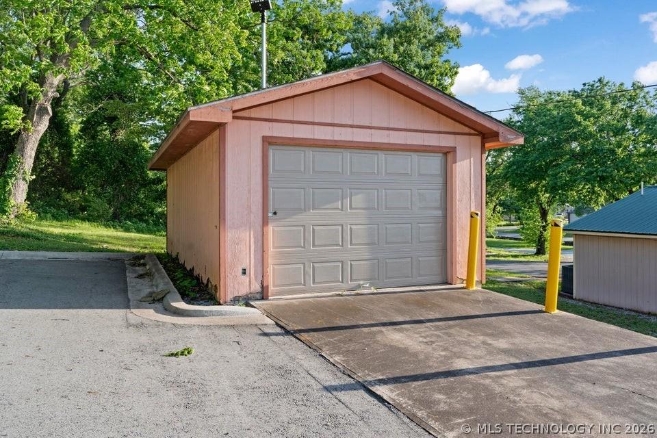 Image 4: Garage