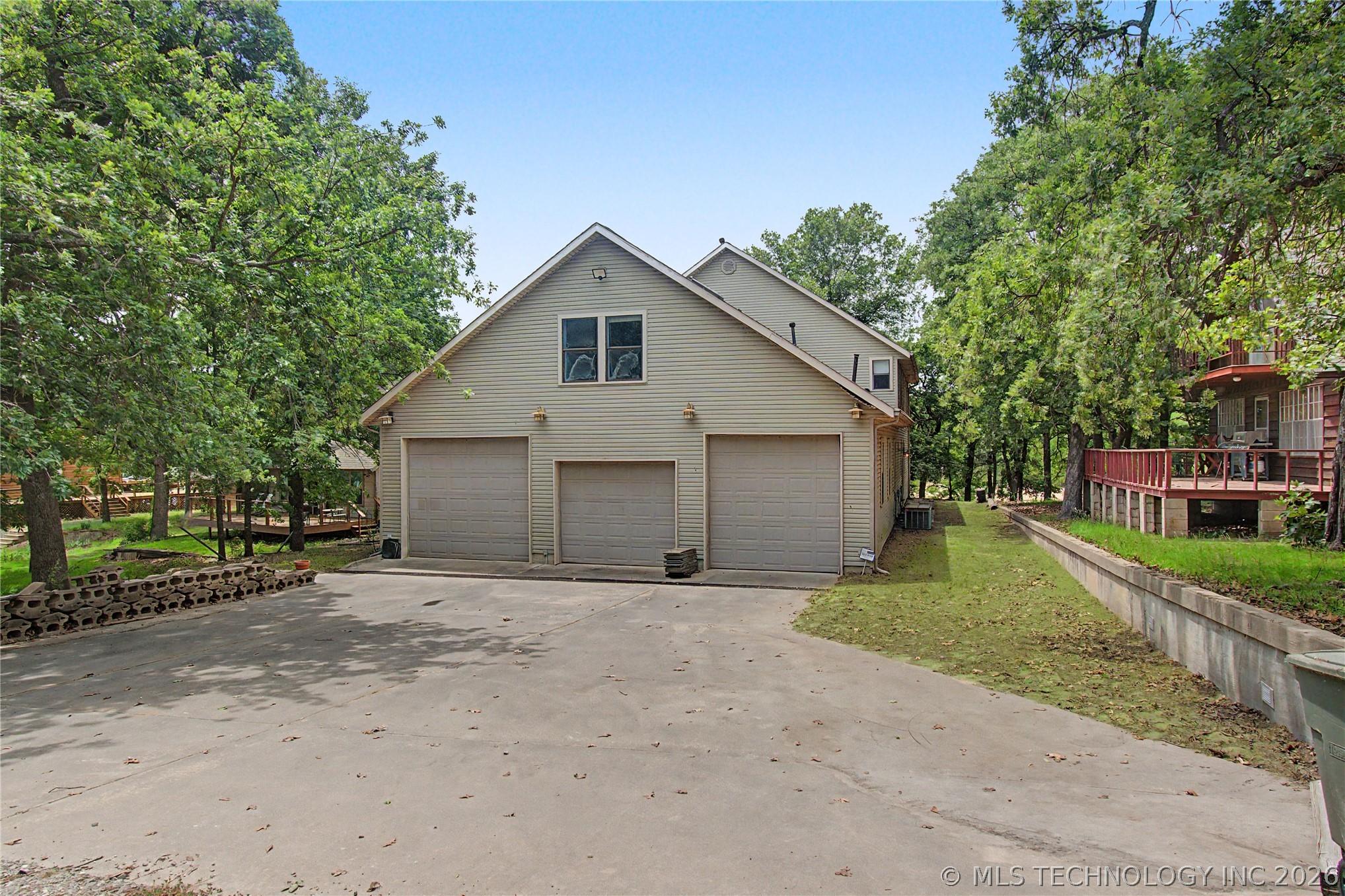 Image 2: 3 tandem garage bays for total of 6 vehicles
