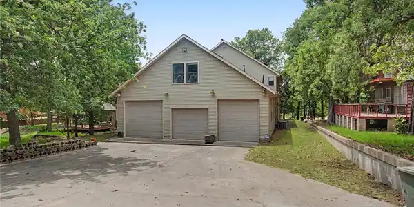 Image 2: 3 tandem garage bays for total of 6 vehicles