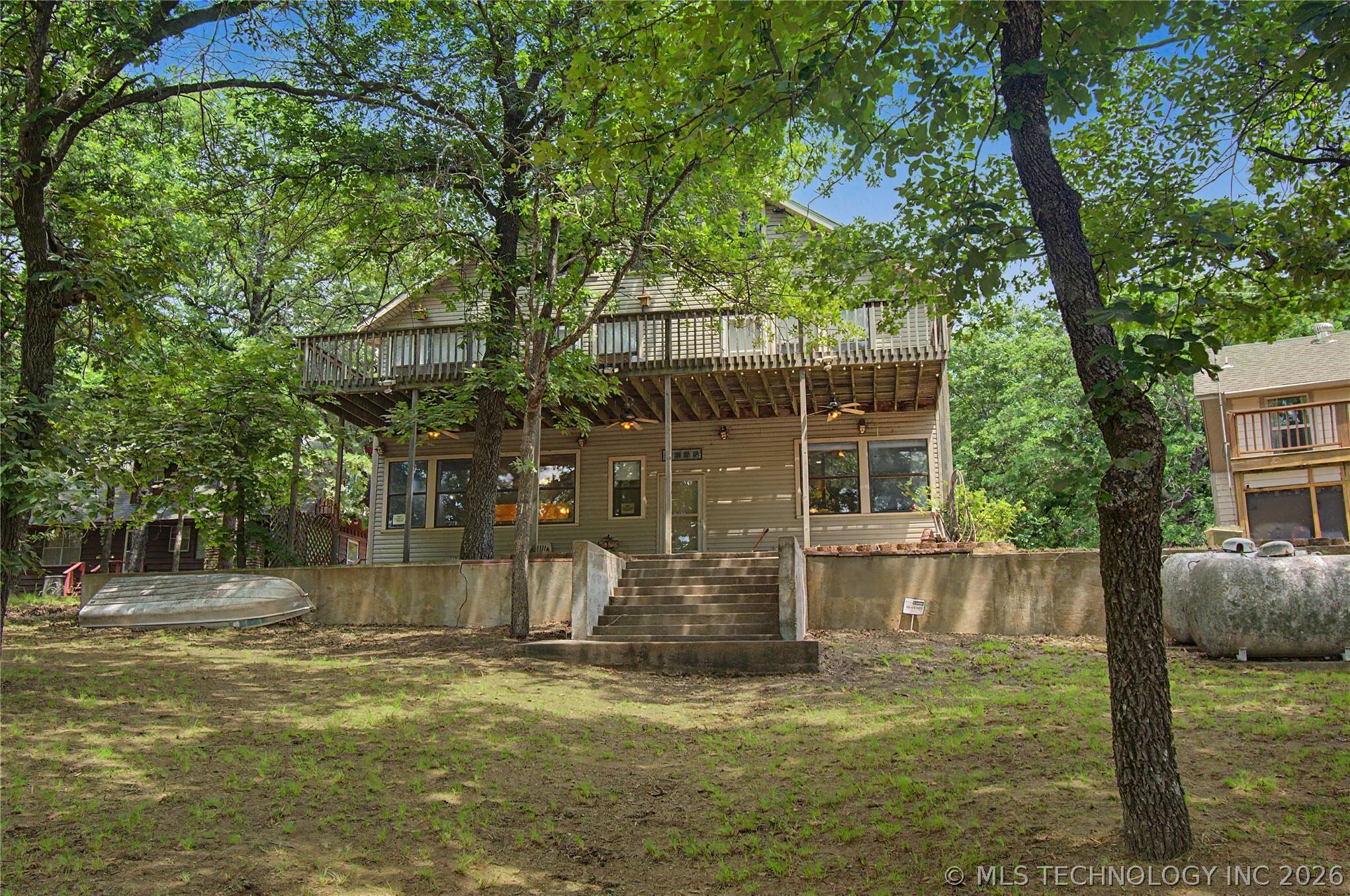 Image 3: Beautiful, relaxing covered porch with deck above