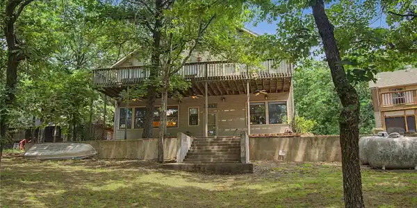 Image 3: Beautiful, relaxing covered porch with deck above