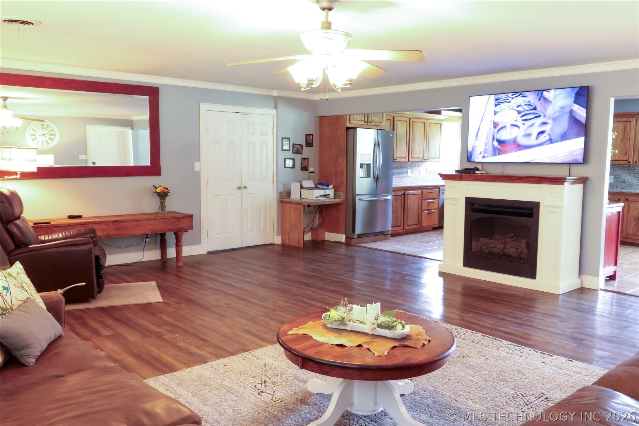 Image 2: Huge Living Room
