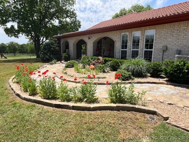 Image 3: Flower beds and natural landscaping