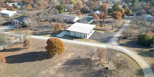 Image 3: proximity to lake