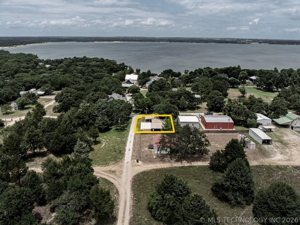Image 3: Proximity to lake- PRIVATE BEACH ACCESS