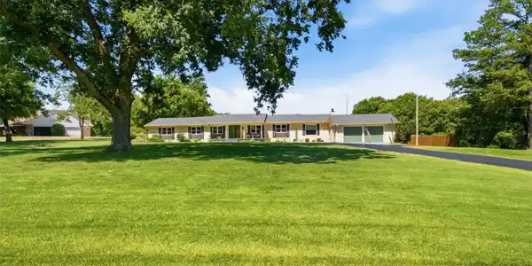 735 W Holiday Lane
