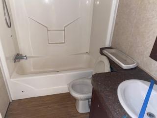Image 2: Tub/shower combination with a single-handle chrome