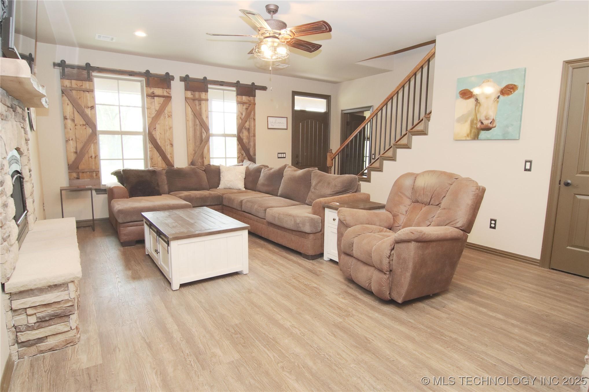 Image 3: Living area 1