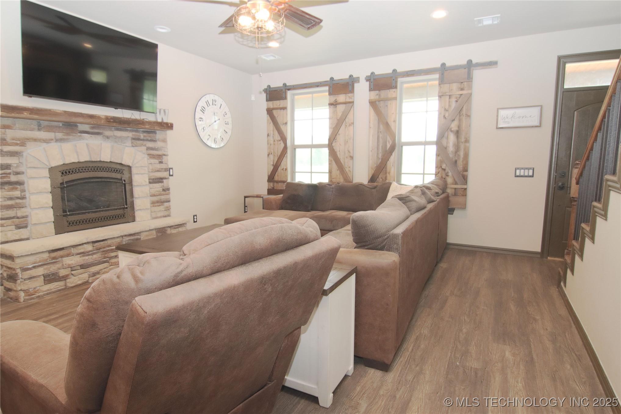 Image 4: Living area 2