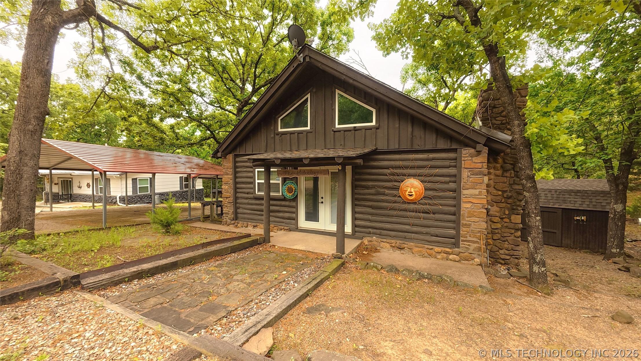Image 2: Cabin and 2 Carports