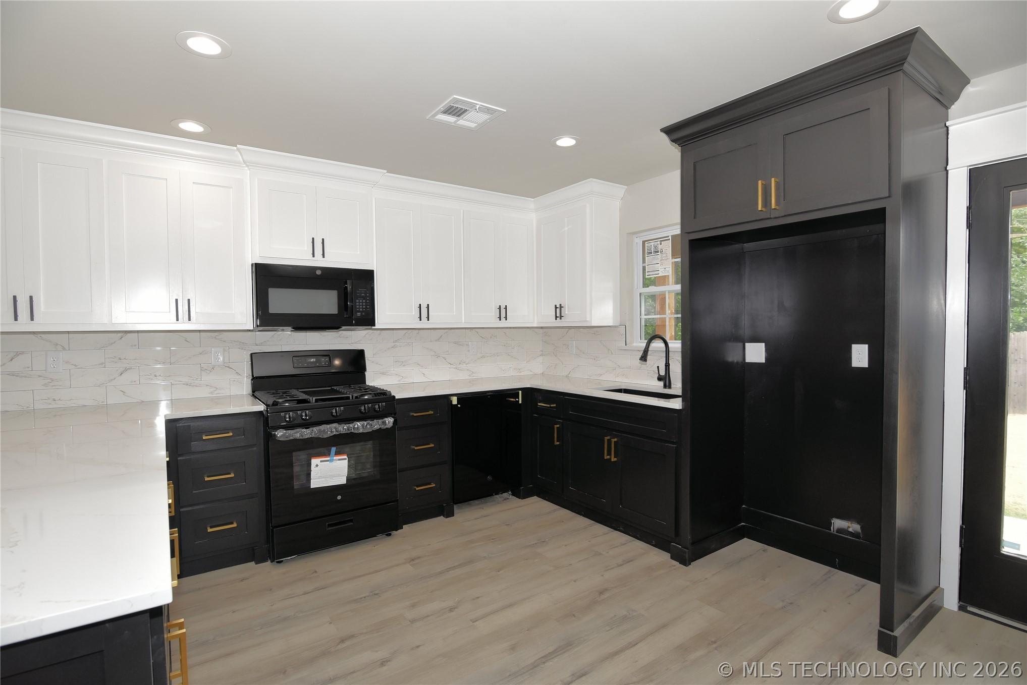Image 4: Kitchen