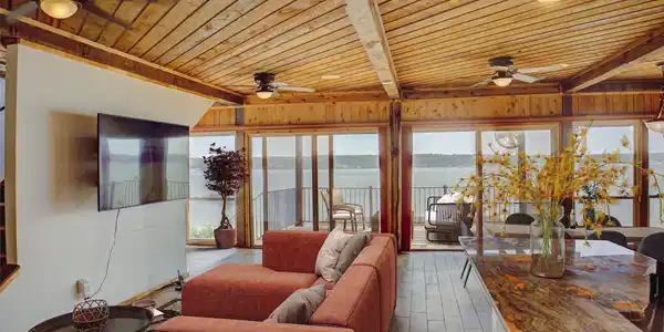 Image 3: You will never want to leave this rustic style lak