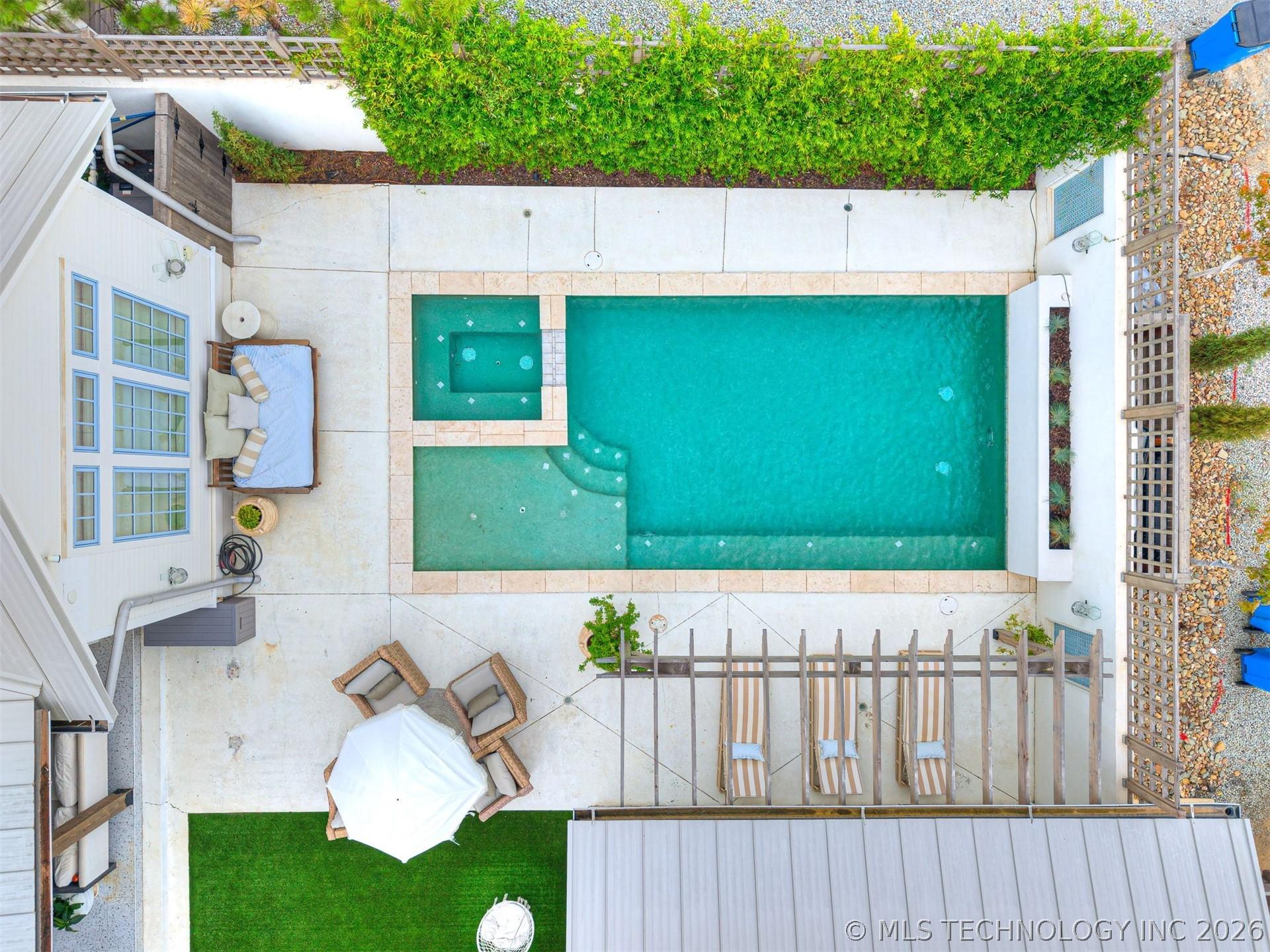 Image 3: Heated pool + hot tub
