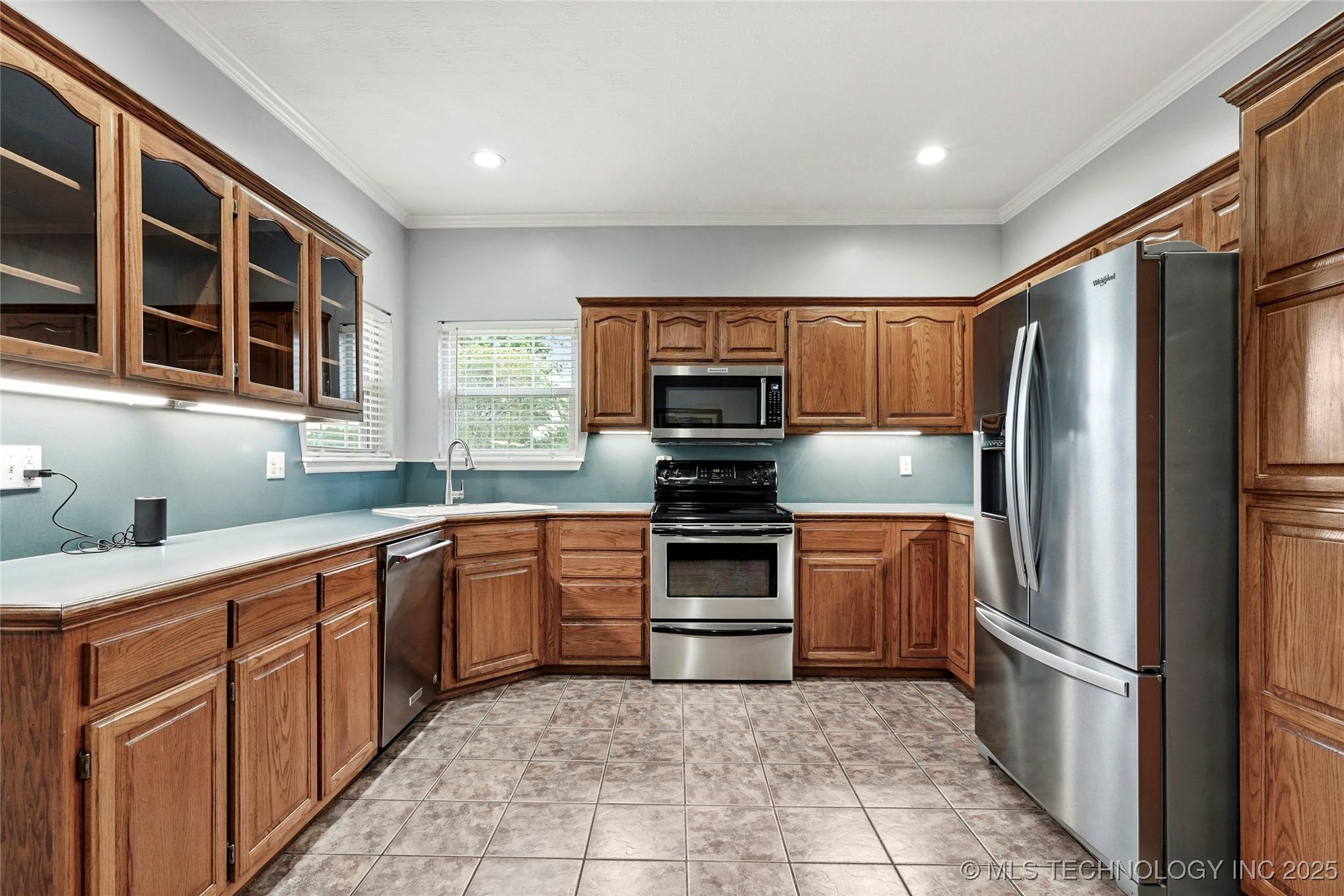 Image 3: kitchen