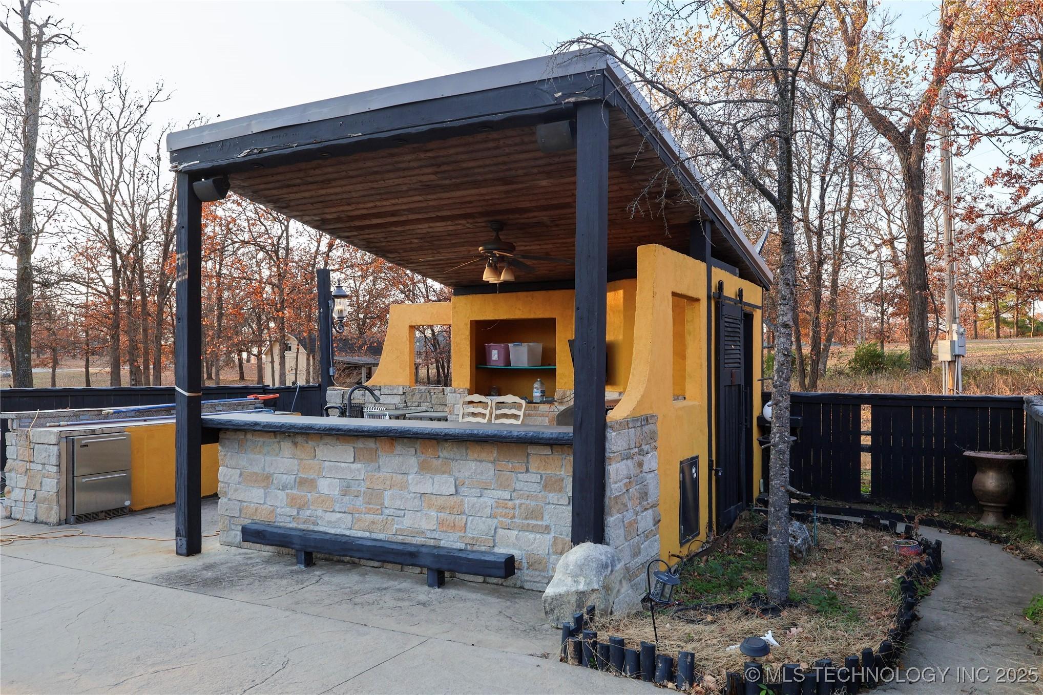 Image 4: Outdoor Kitchen