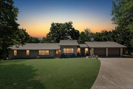 2578 W Hillcrest Drive