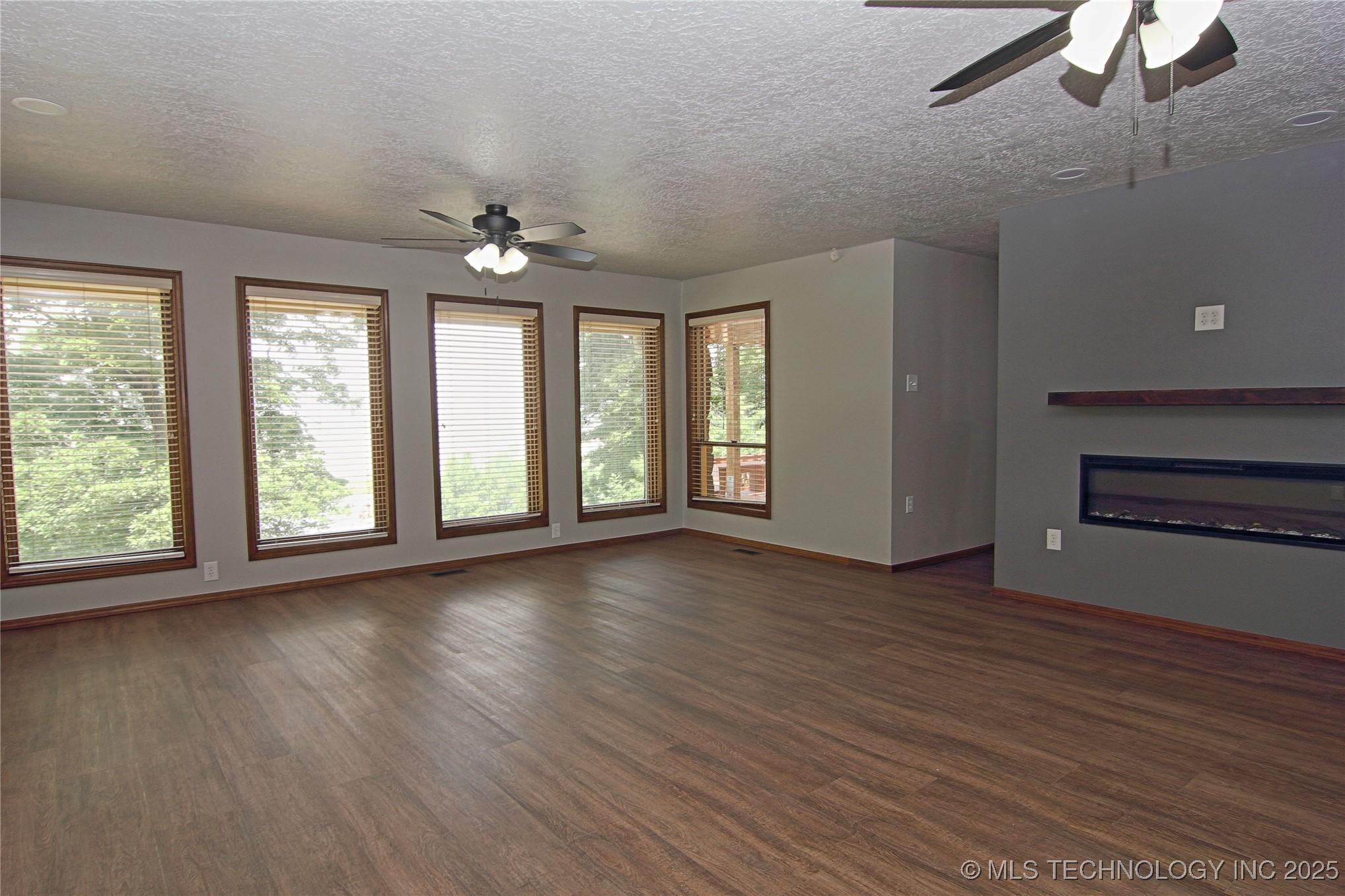 Image 4: Living room 1