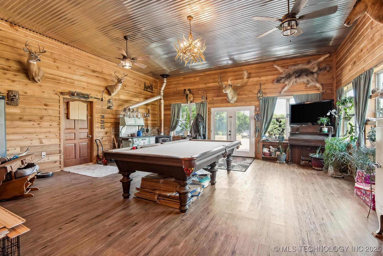 Image 3: large family room with snooker table