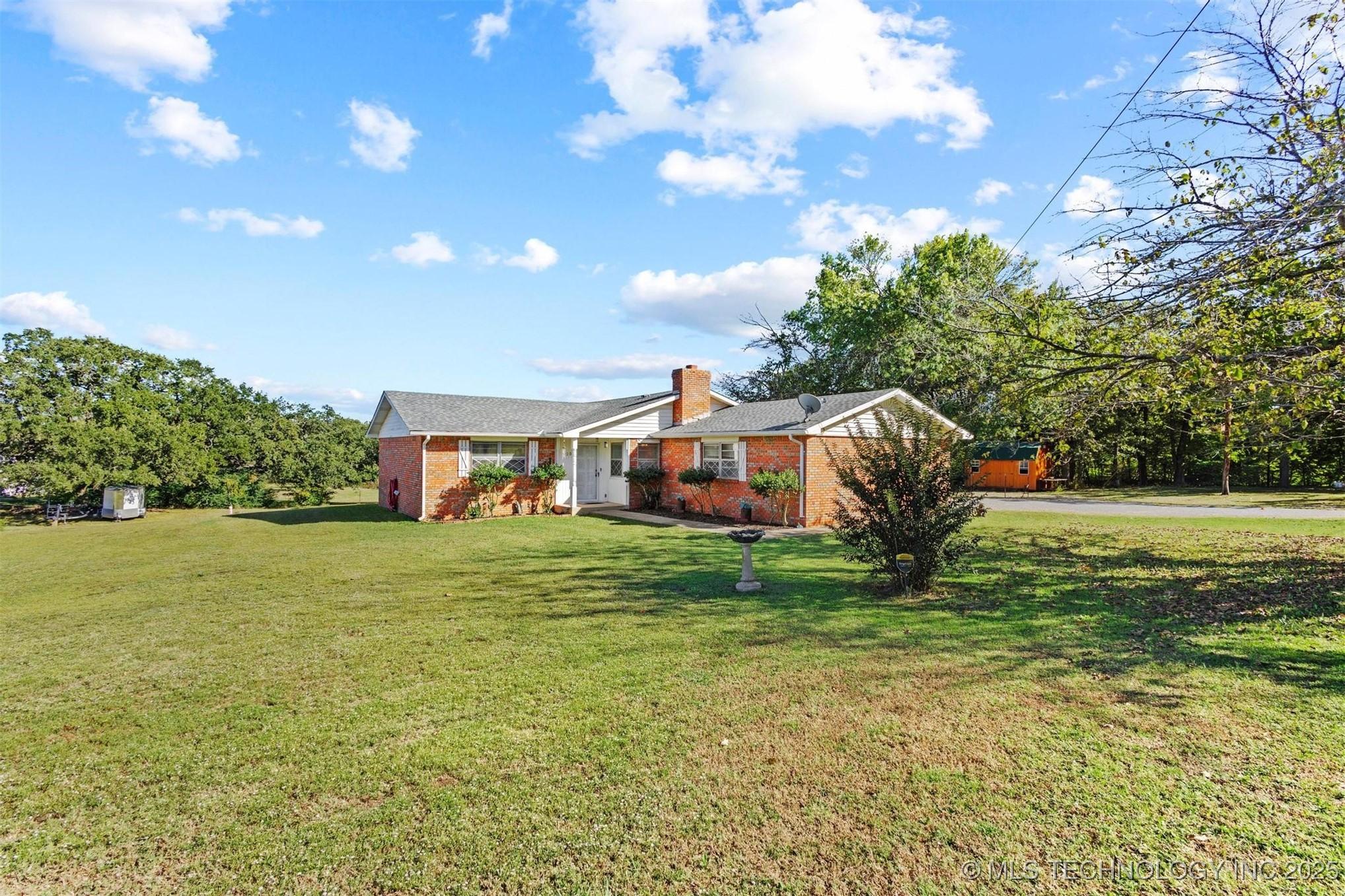 Image 4: Park-like setting