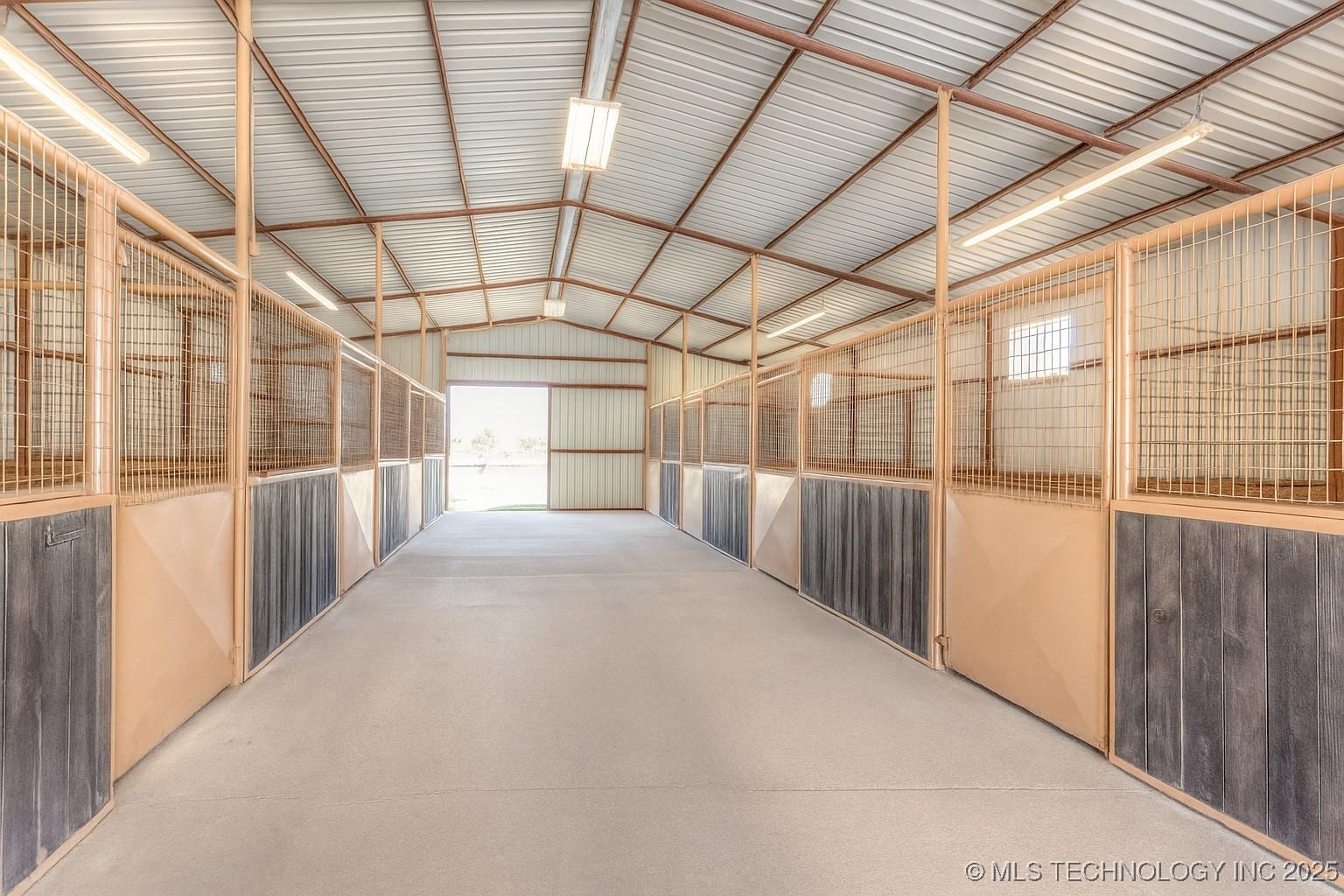 Image 2: 10 Stall Show Barn.            12x12 Stalls, Wash