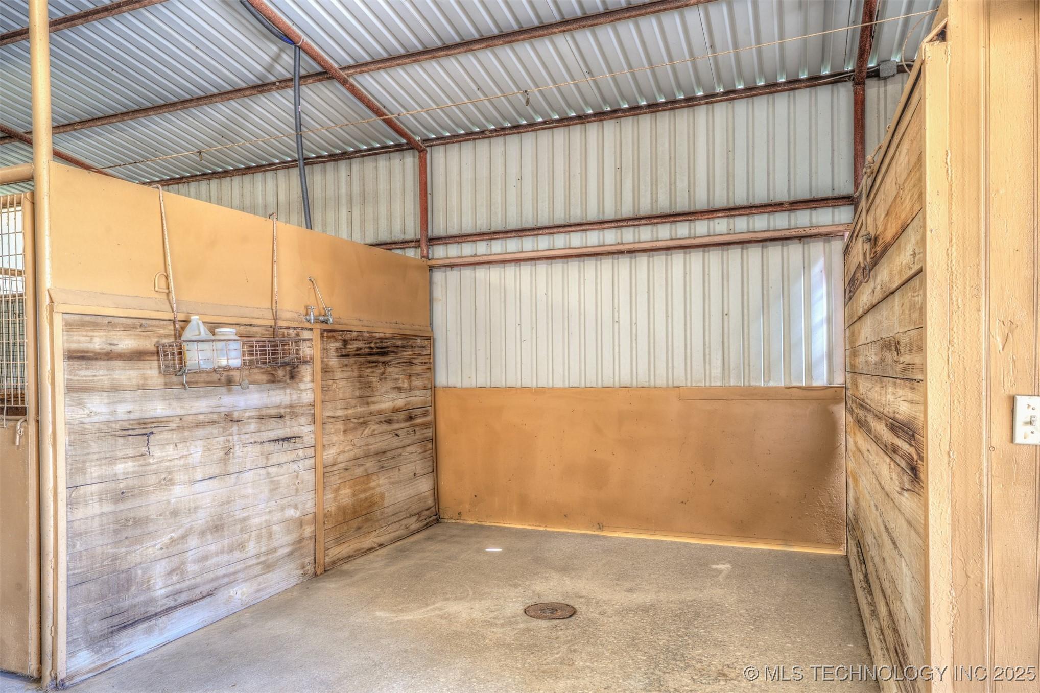 Image 4: Show Barn Wash Rack