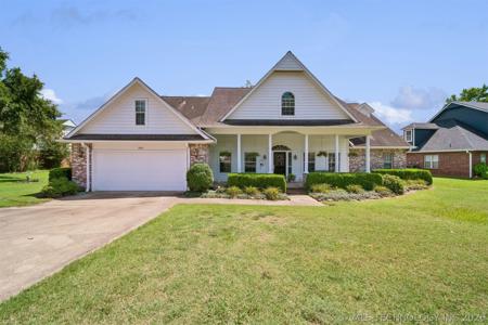 1406 NE Oakridge Drive