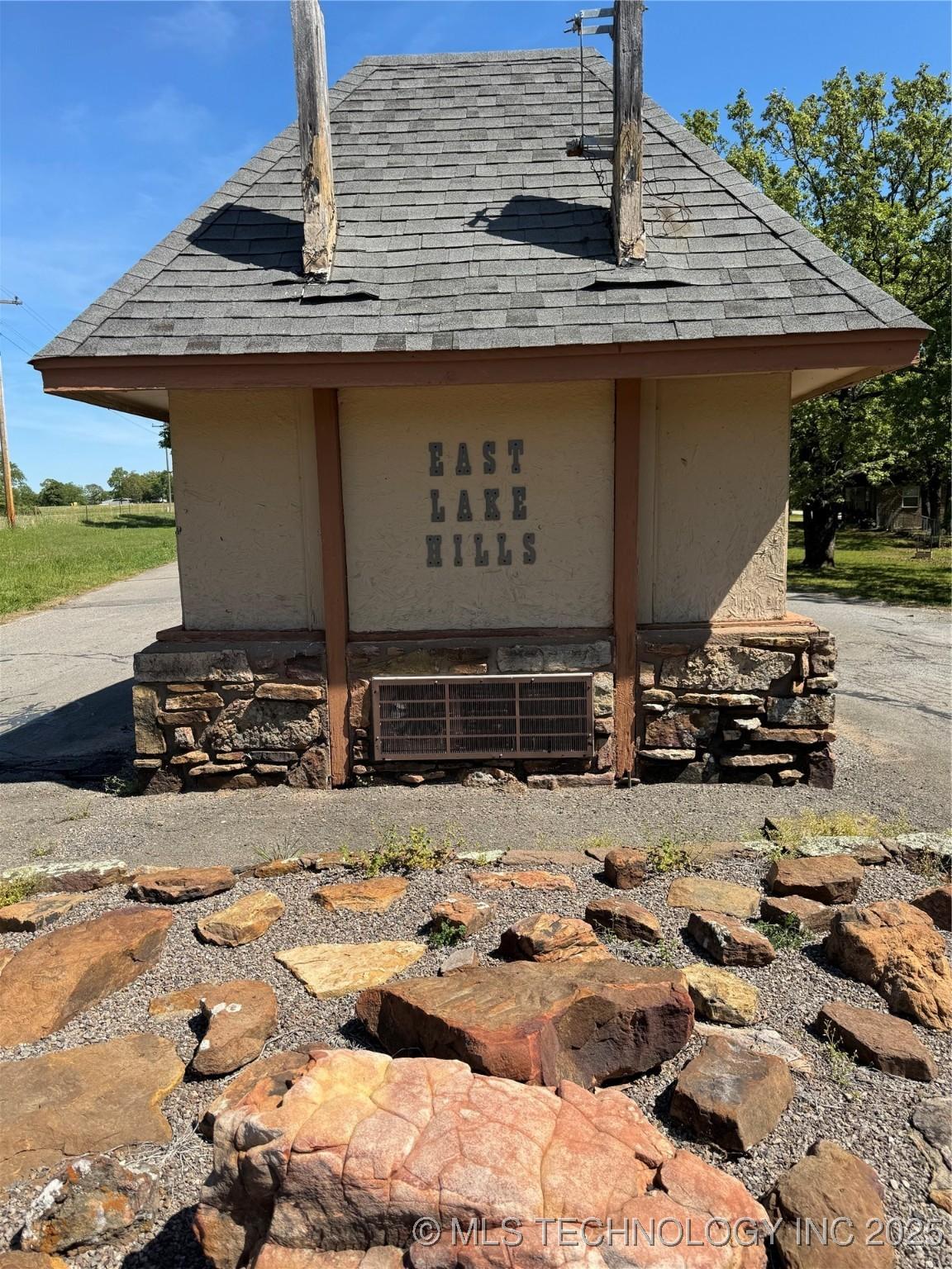 Image 2: Welcoming entrance to subdivision.