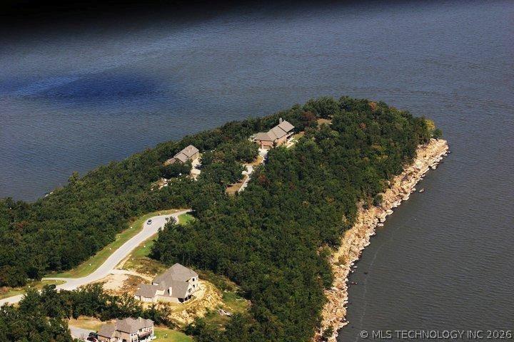 Image 4: Private location with lake on 3 sides