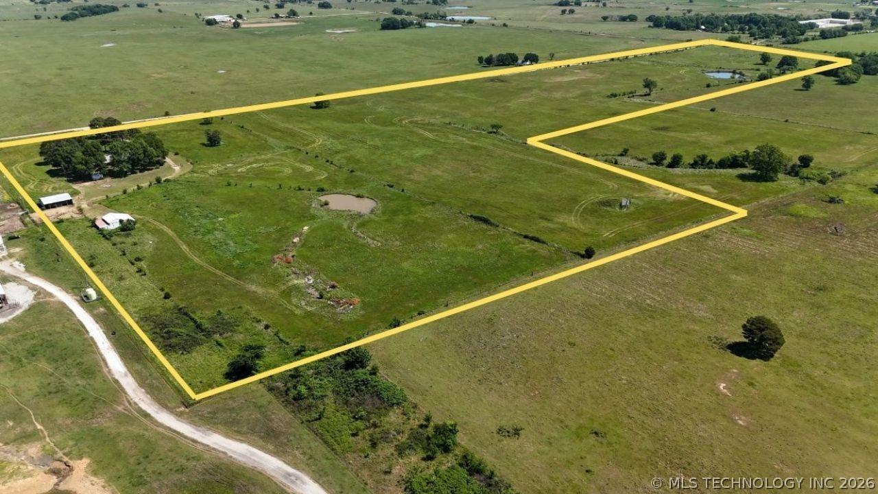 Image 2: Expansive rural property featuring a large parcel