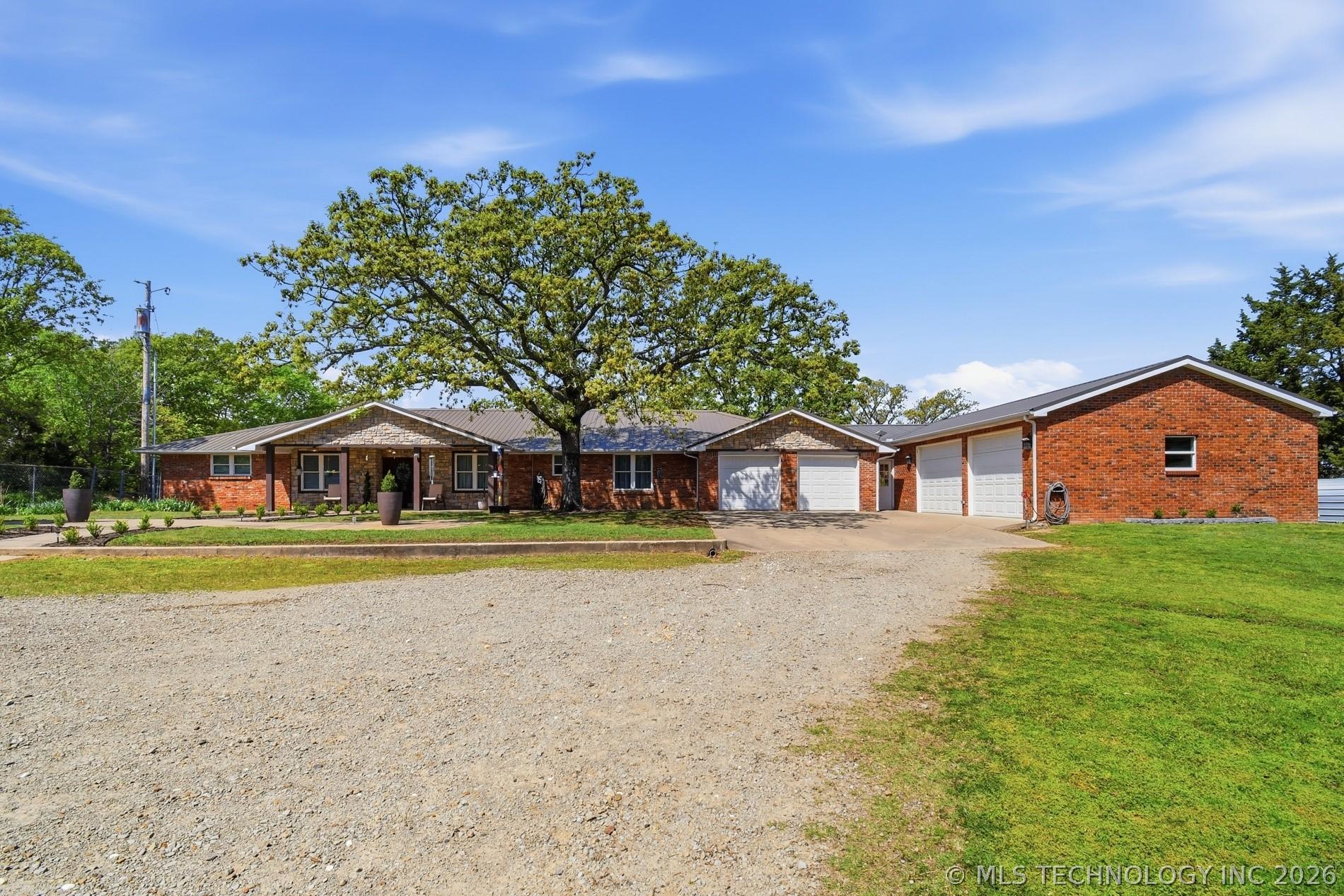 Image 2: Water Front home that is gated with private dock a