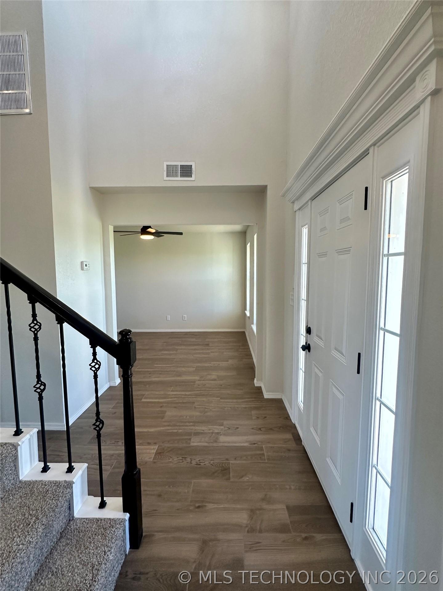 Image 4: Entry to dining room