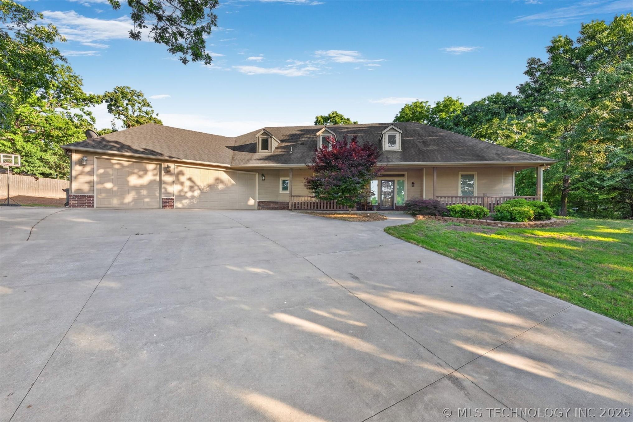 Image 2: Spacious concrete driveway leading to a three-car