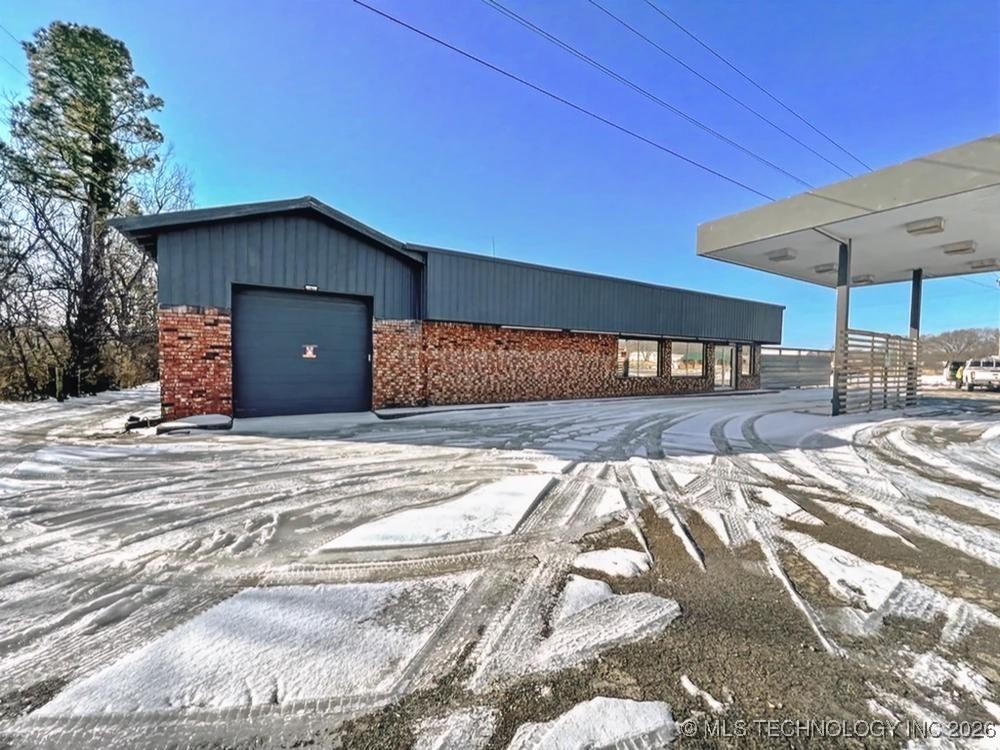 Image 2: Attached 18X30 garage ( 540 sq/ft) has a lift in t