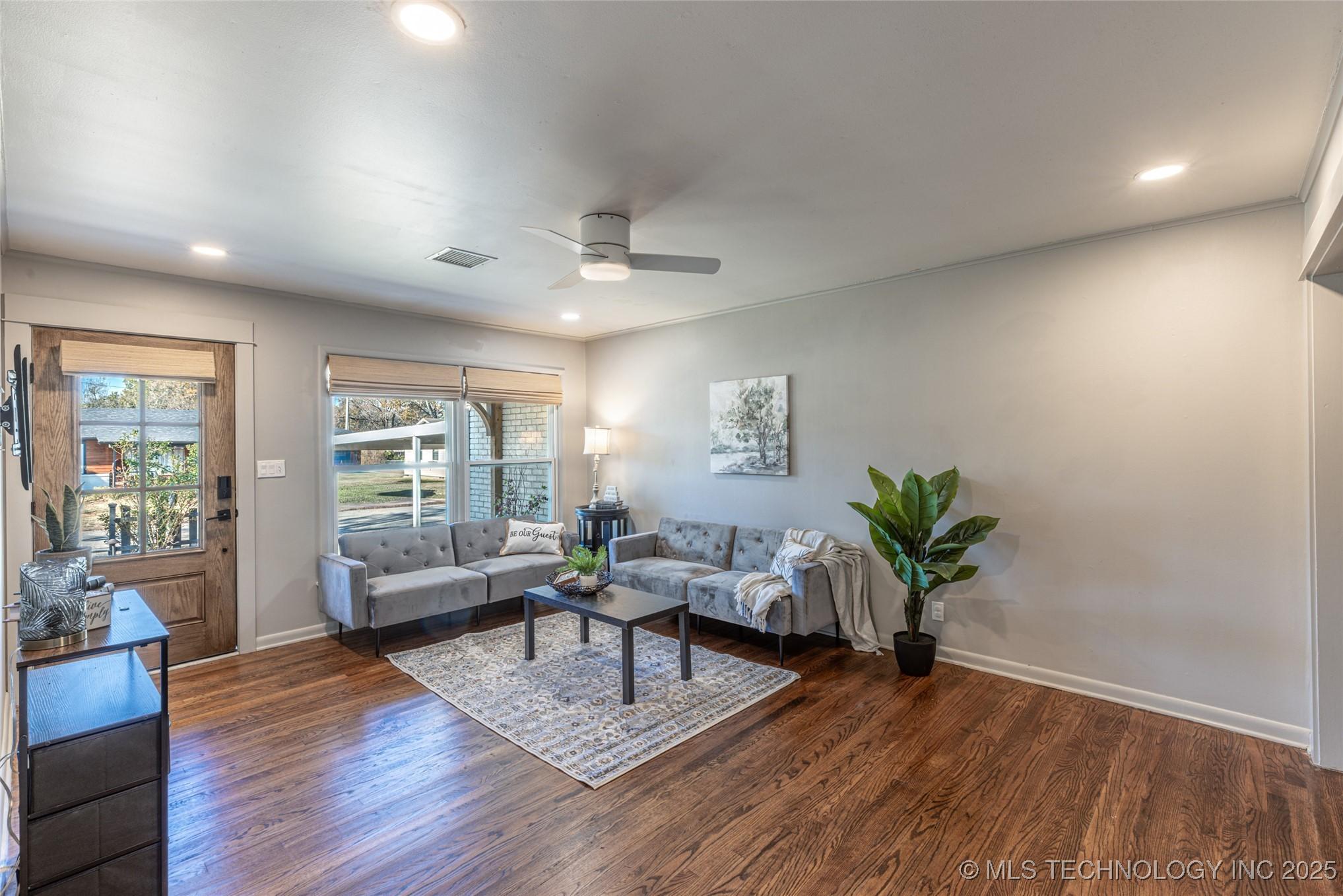 Image 3: Living room !