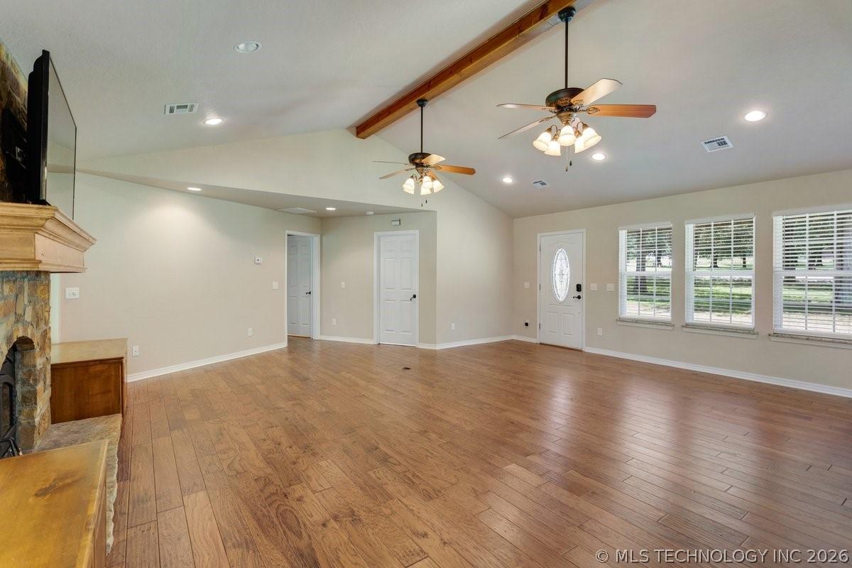 Image 4: Living area