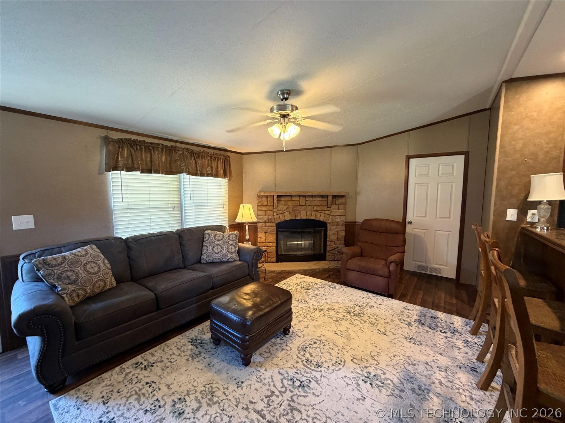 Image 4: Living room