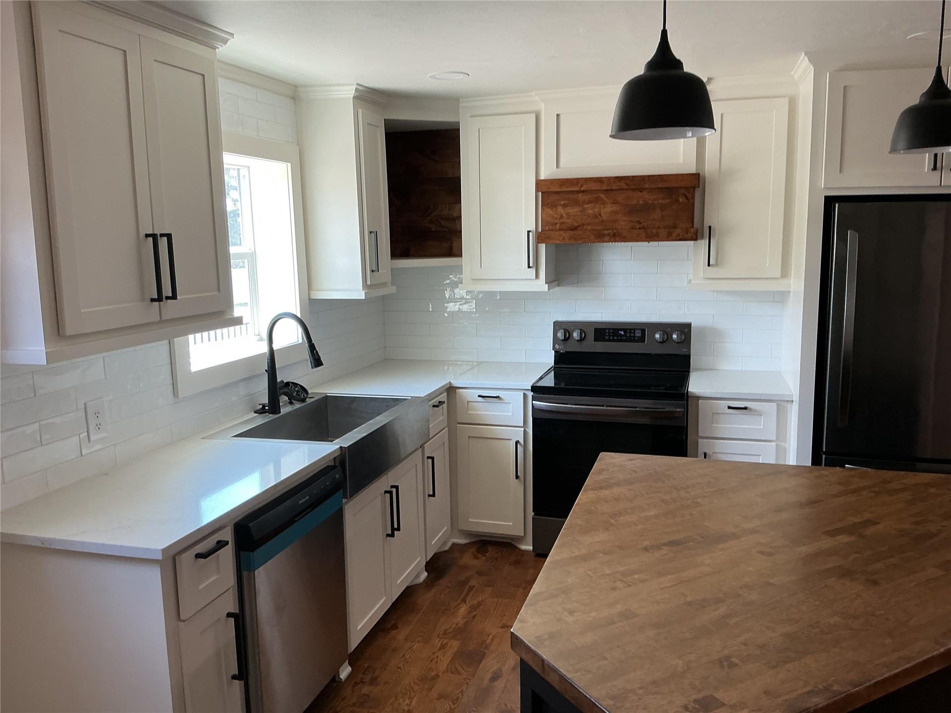 Image 3: White shaker cabinetry, subway tile backsplash, st